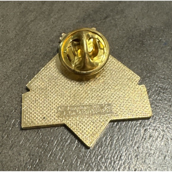 Outback Steakhouse Enamel Lapel Pin Hat Tac Kangaroo - Picture 2 of 2